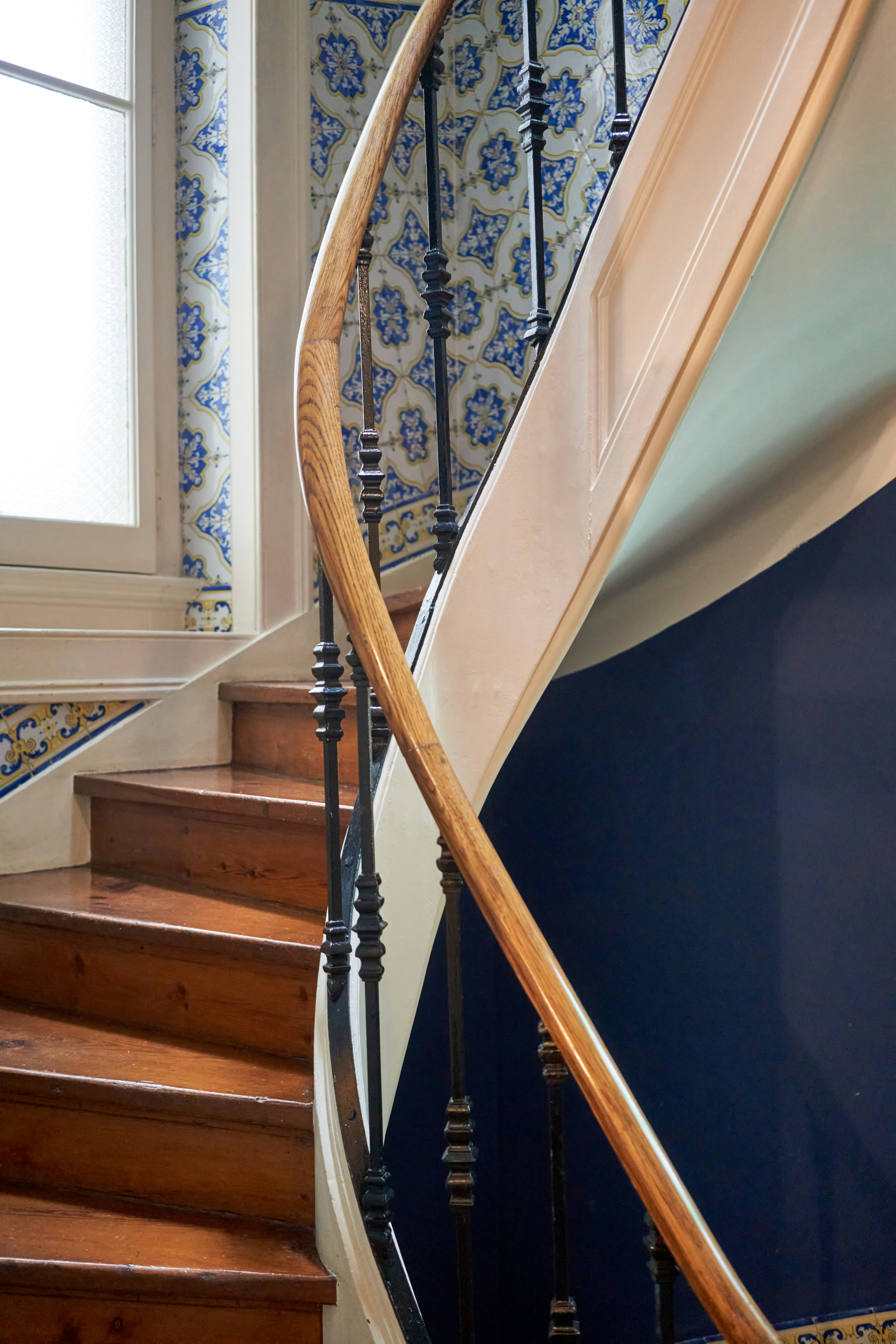 escalier hélicoïdal élégant dans un intérieur aux tons bleu et blanc