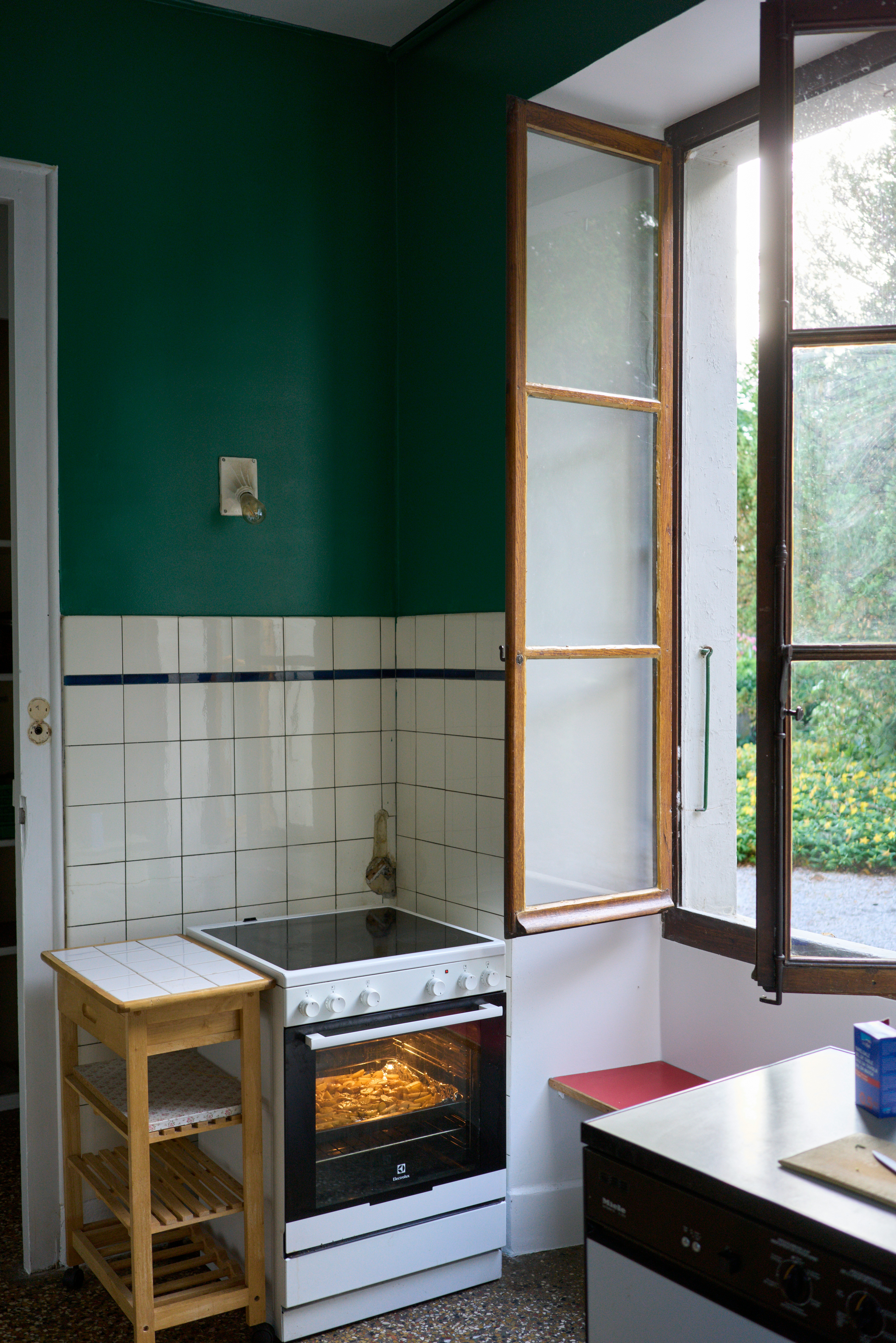 cuisine moderne avec évier sous fenêtre et plan de travail lumineux