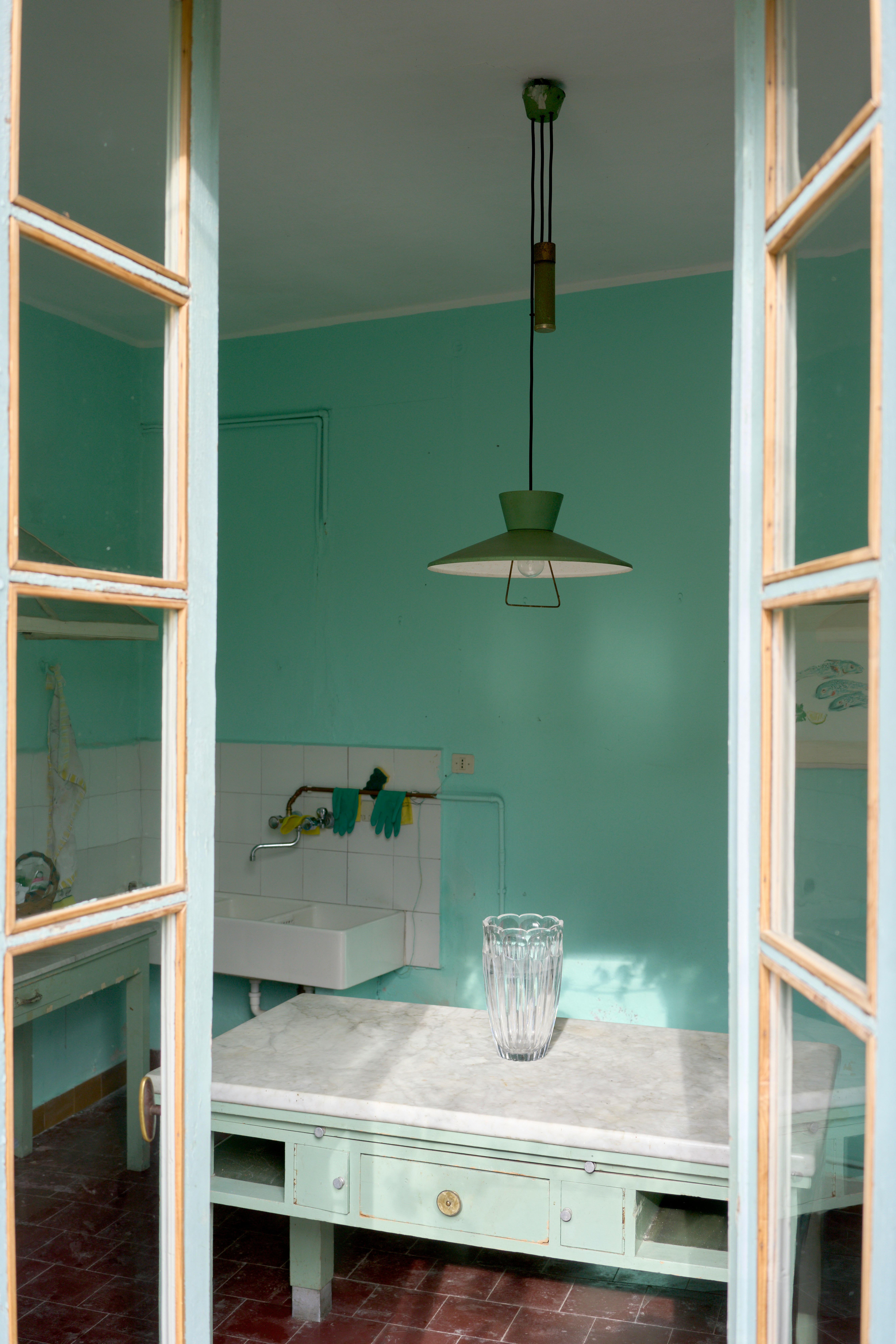 pièce avec table minimaliste et luminaire suspendu design, ambiance épurée