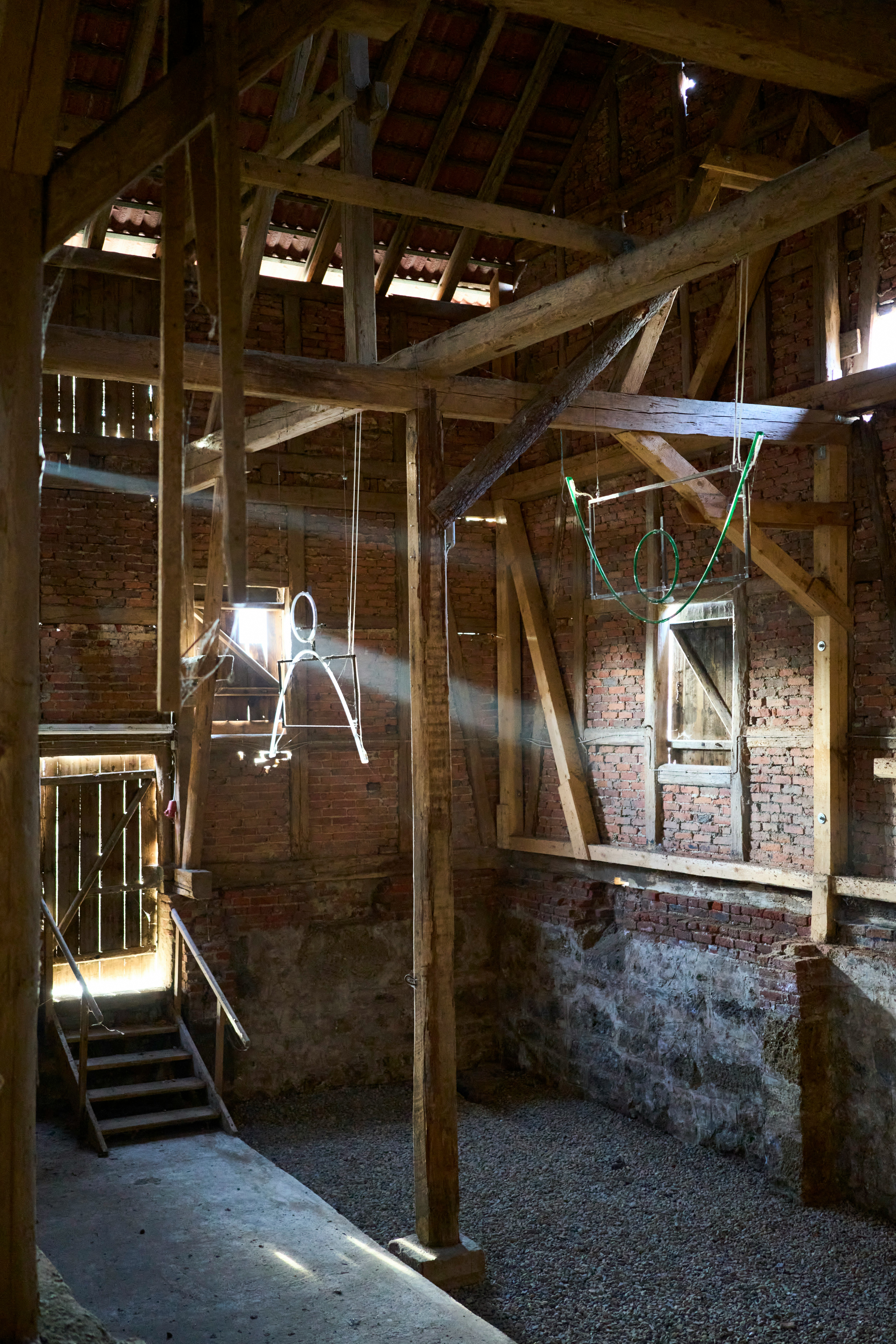 espace intérieur avec structure apparente unique, style architectural contemporain