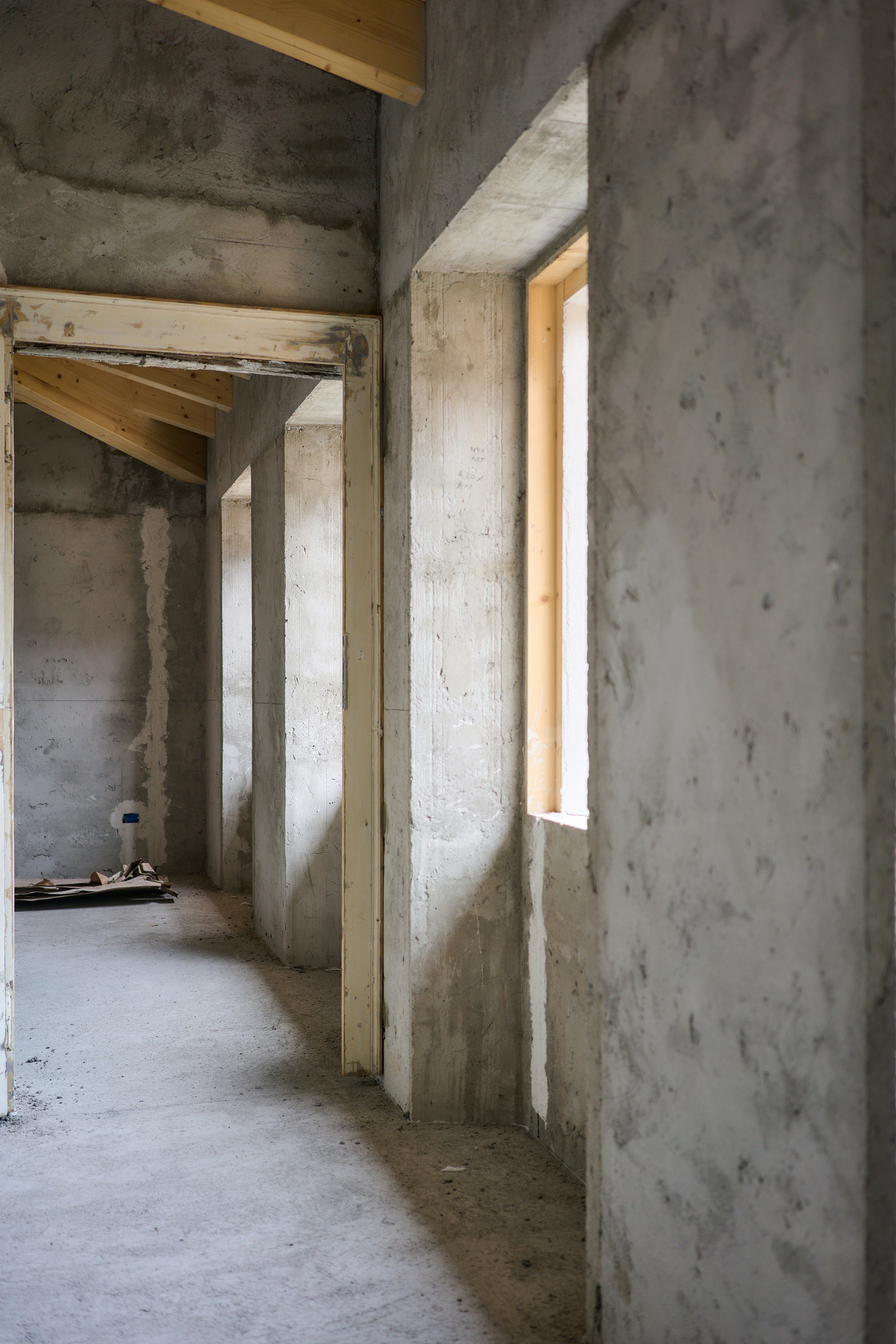 intérieur en construction avec murs en béton brut, chantier de rénovation
